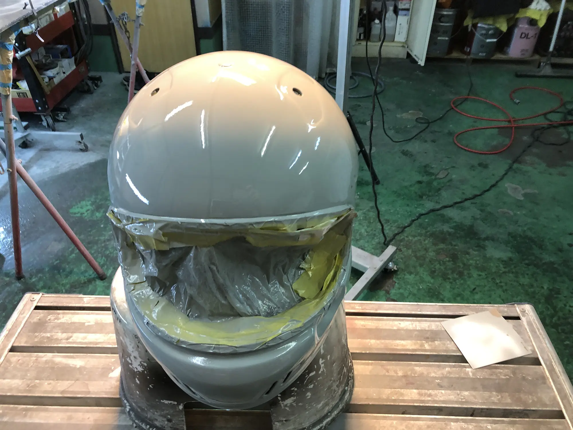 ヘルメットのキズ補修や塗り替え。