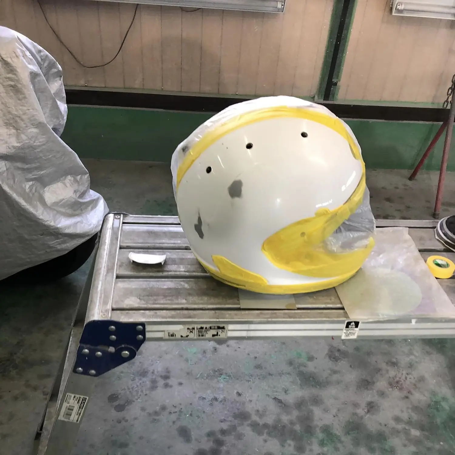 ヘルメットのキズ補修や塗り替え。