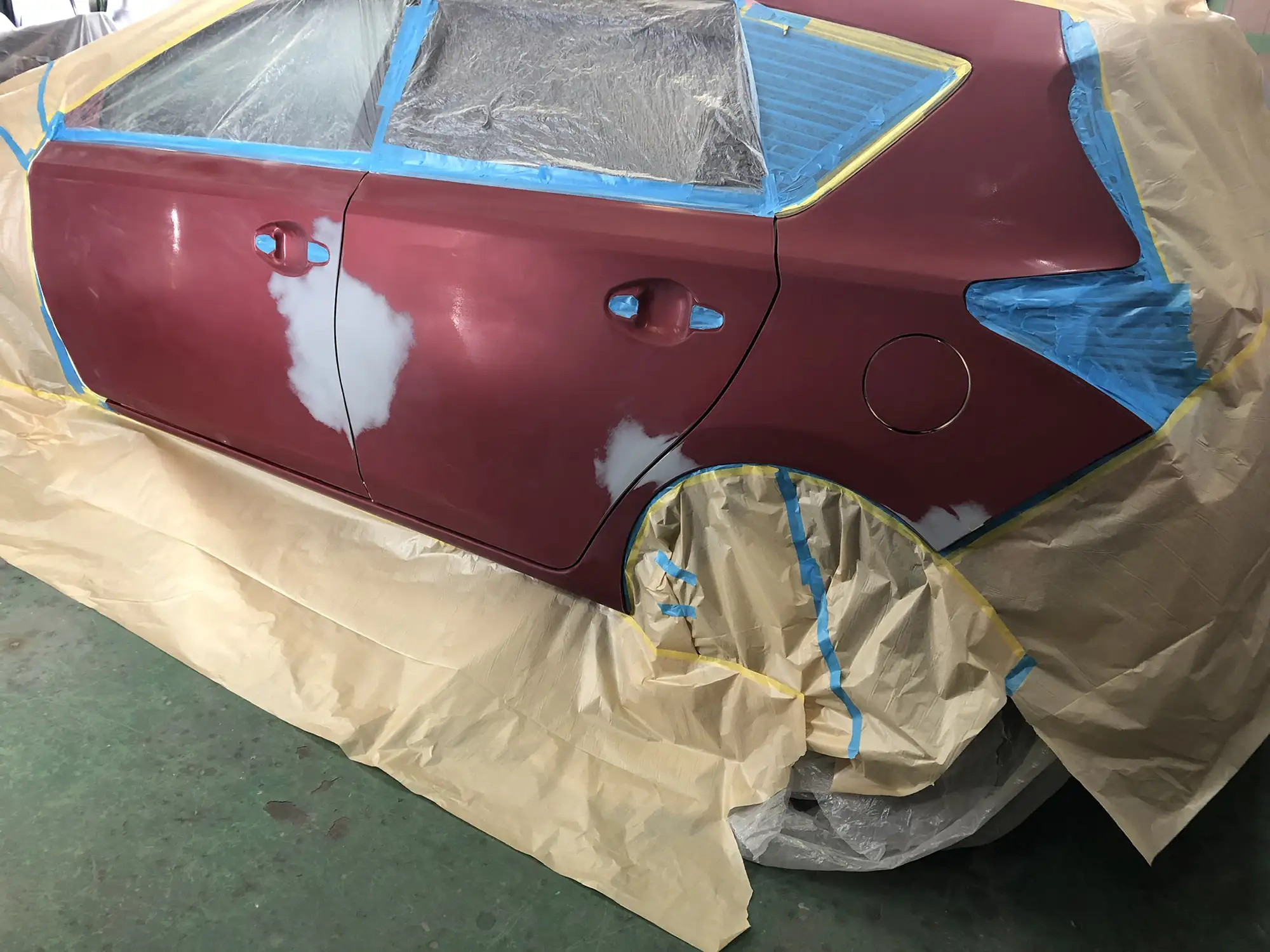 トヨタ・オーリス フロントドアからリアフェンダーにかけての擦り傷修理施工例