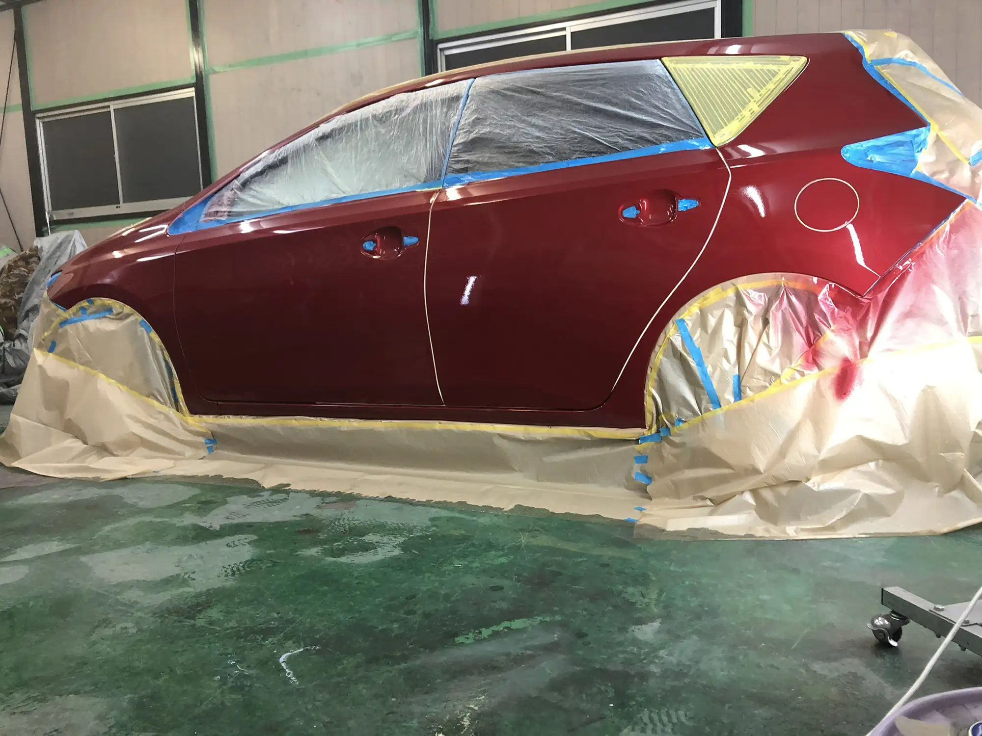 トヨタ・オーリス フロントドアからリアフェンダーにかけての擦り傷修理施工例