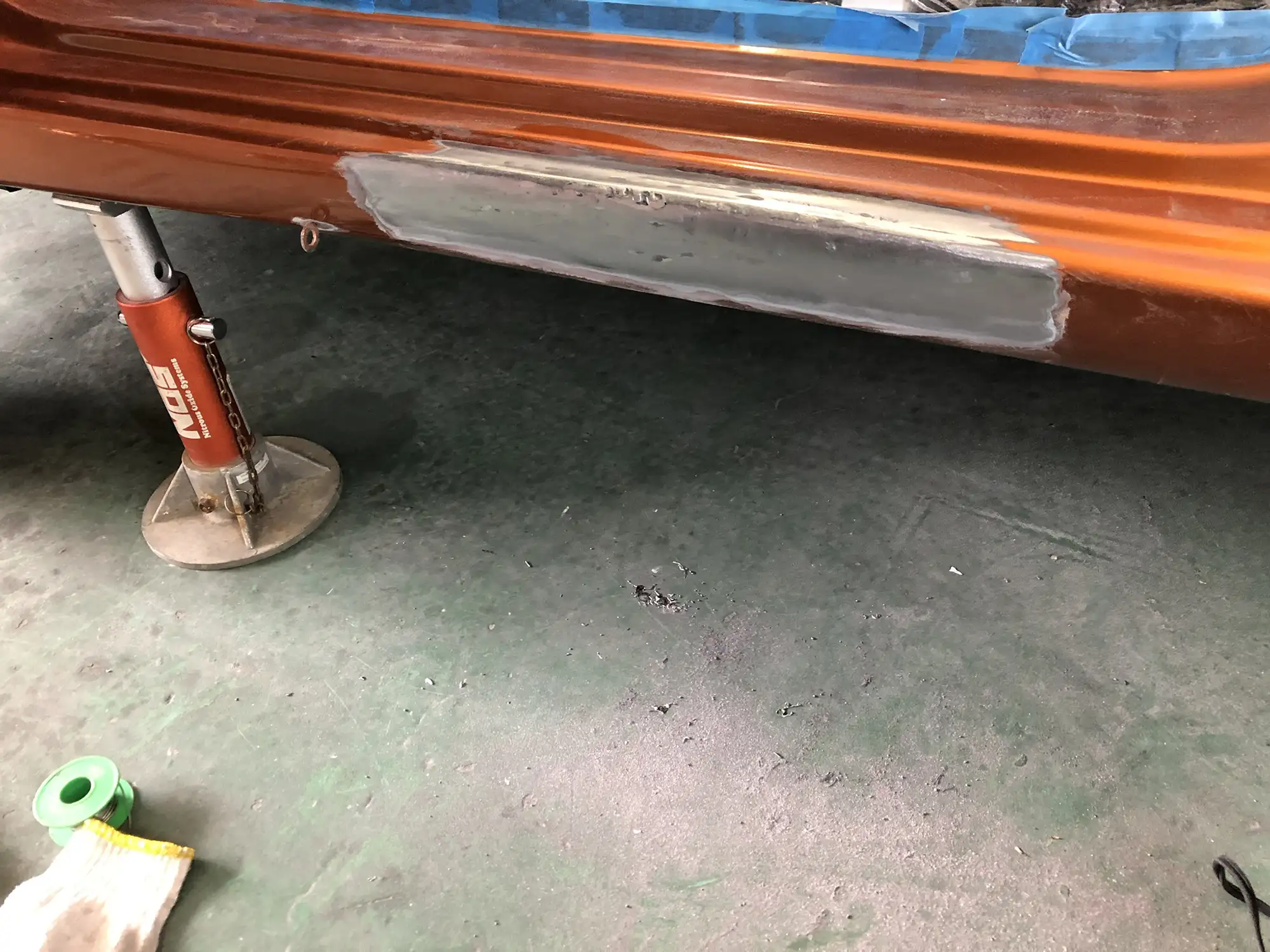日産・ノート サイドシルの擦り傷修理及び側面塗装施工例